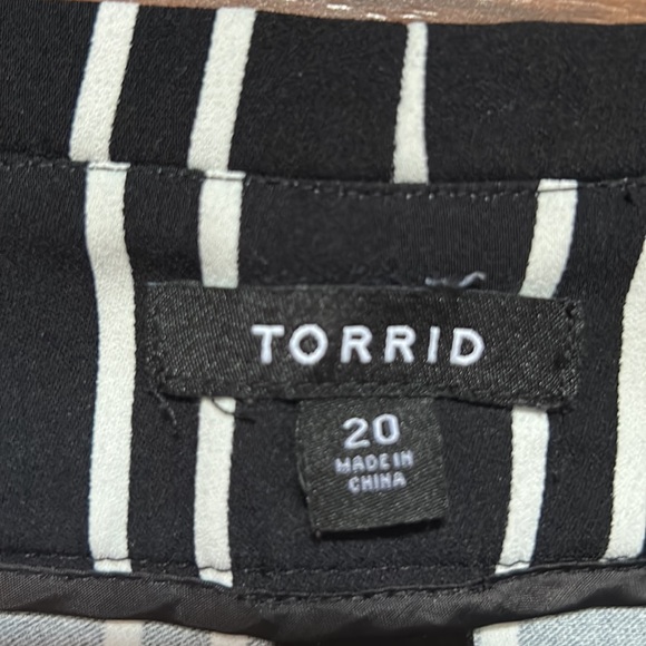 Torrid Stretch crepe high waisted shorts - Picture 2 of 3